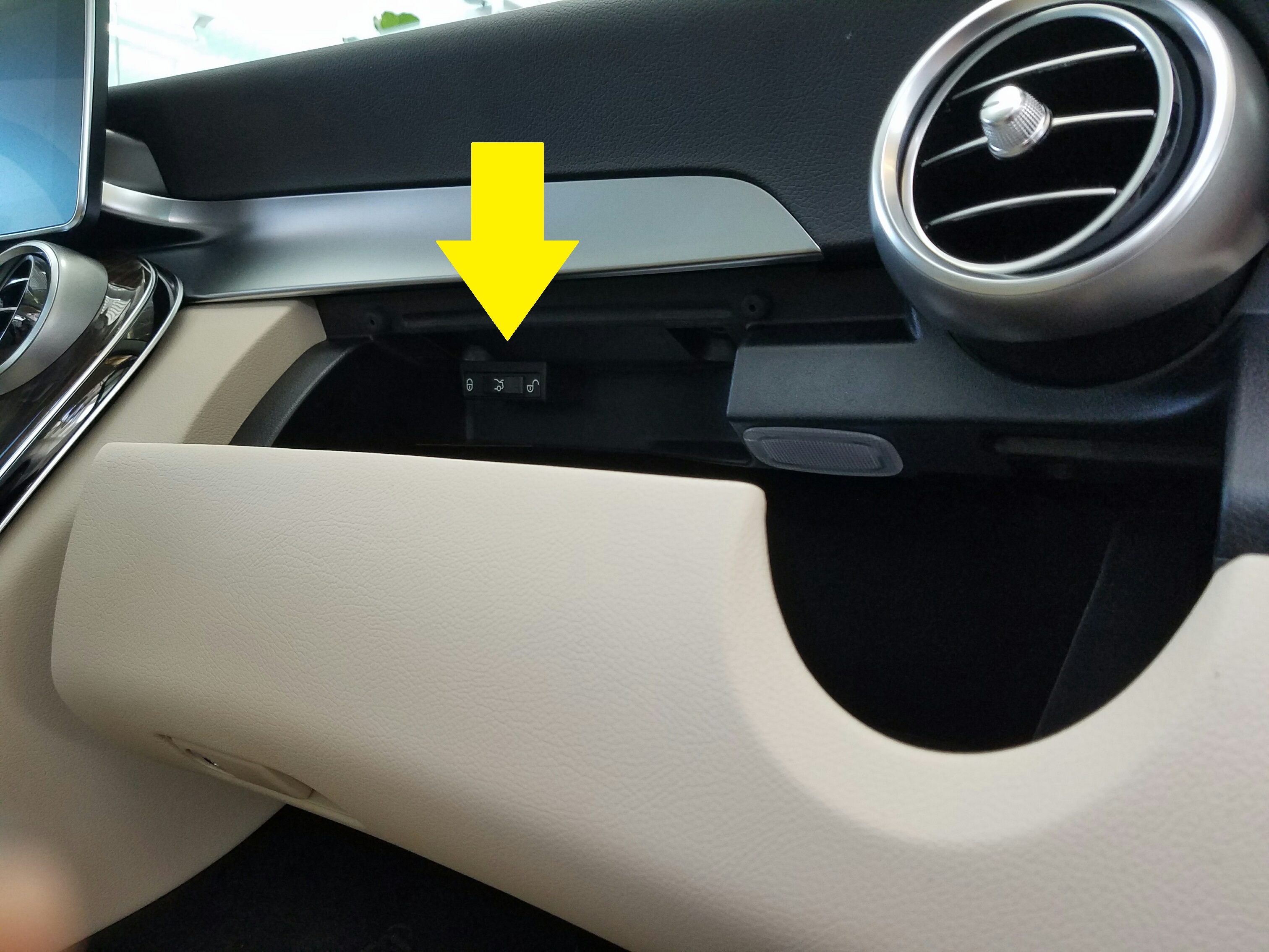 Mercedes-Benz Trunk Stuck? Why Your Trunk is Locked! – BenzBlogger